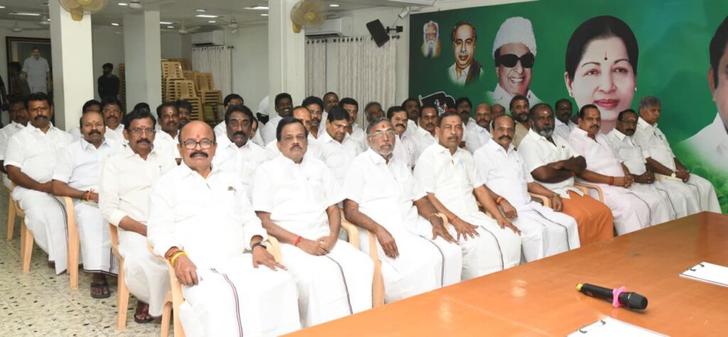 அதிமுக – பாஜக கூட்டணி மீது கிராம மக்கள் அதிருப்தி – மா.செ. கூட்டத்தில் எடப்பாடி விரக்தி 65 admk office meet