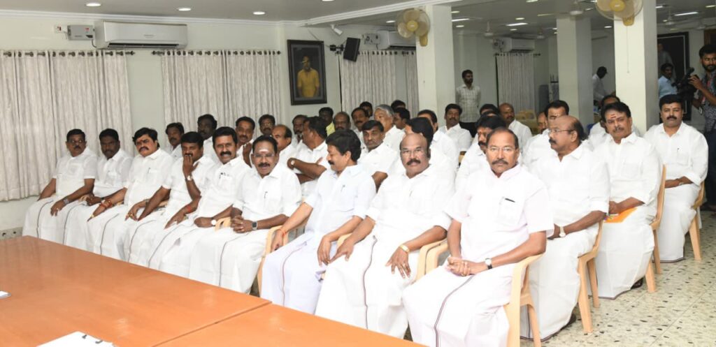 அதிமுக – பாஜக கூட்டணி மீது கிராம மக்கள் அதிருப்தி – மா.செ. கூட்டத்தில் எடப்பாடி விரக்தி 64 admk office
