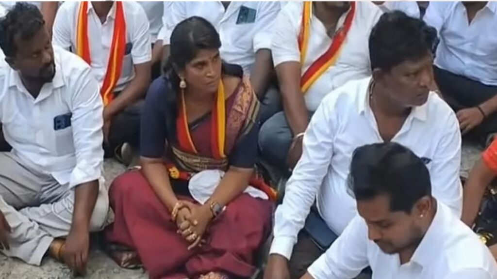 விஜய்க்கு ஹீரோவுக்கான தகுதியும் இல்லை, தலைவனுக்கான தகுதியும் இல்லை – சரத்குமார் விளாசல் 65 ajitha agnel tvk