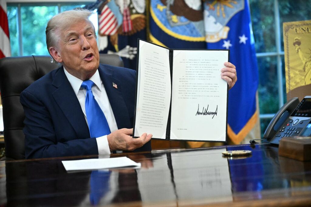 trump raises h 1b visa fee to 100000 introduces gold card for wealthy immigrants 3207204