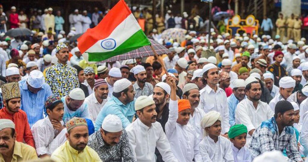 முஸ்லிம்களுக்கான இடஒதுக்கீடு ரத்து - மகாராஷ்டிர அரசின் முடிவுக்குக் கடும் எதிர்ப்பு! 64 Muslims