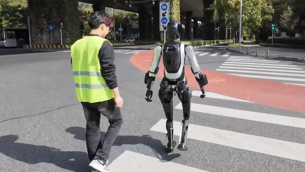 100 கி.மீ.க்கும் மேல் நடந்த சீனாவின் மனித உருவ ரோபோ AgiBot A2! 64 humanoid robot