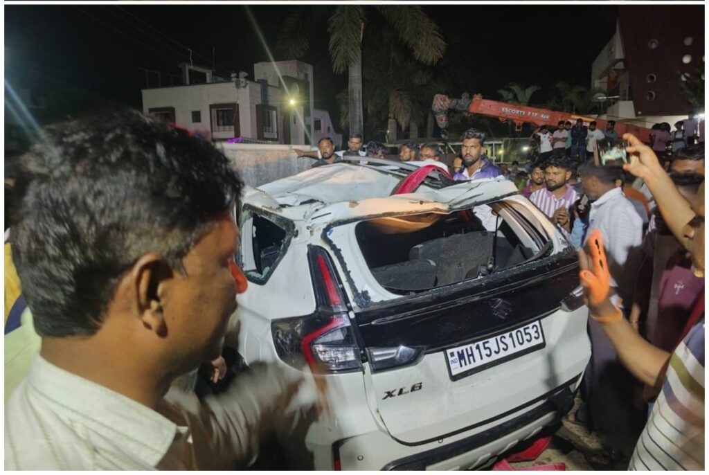 மகாராஷ்டிராவில் பாதுகாப்பு சுவர் இல்லாத கிணற்றில் பாய்ந்த கார்: 9 பேர் உயிரிழப்பு! 66 copy 2