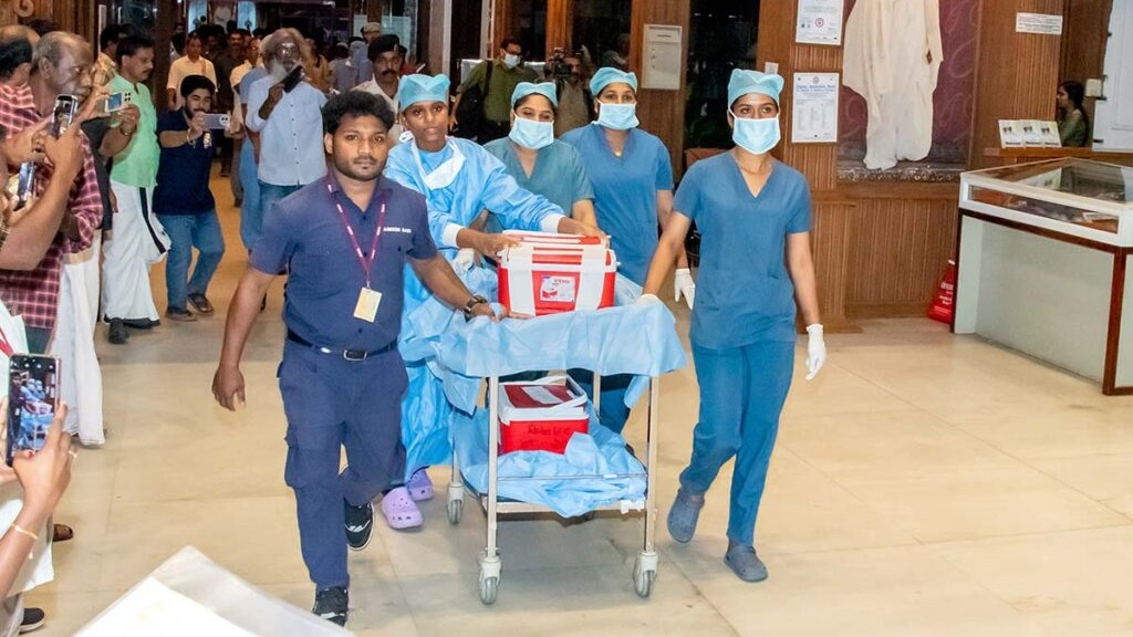கேரளாவின் இளம் வயது உறுப்பு தான கொடையாளி 'ஆலின்' பெயரில் புதிய நோட்டு புத்தகங்கள் அறிமுகம்! 65 Supplyco notebooks launch 1