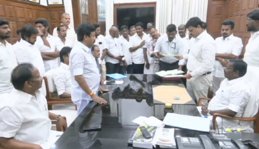 cv shanmugam admk